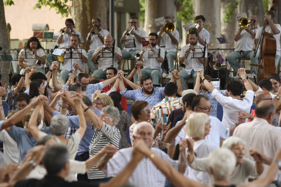 Èxit de públic i tres estrenes sardanistes al 61è Aplec de la Sardana de la Bisbal d’Empordà