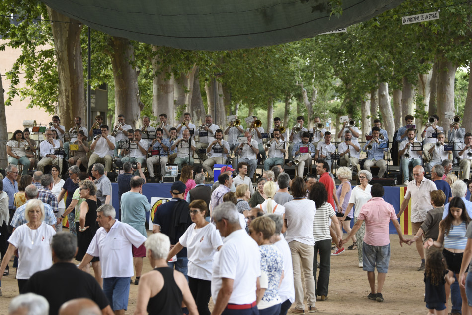 Èxit de públic i tres estrenes sardanistes al 61è Aplec de la Sardana de la Bisbal d’Empordà