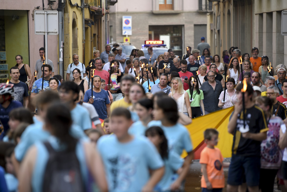 L'arribada de la Flama del Canigó a la Bisbal i encesa de la foguera de Sant Joan en imatges