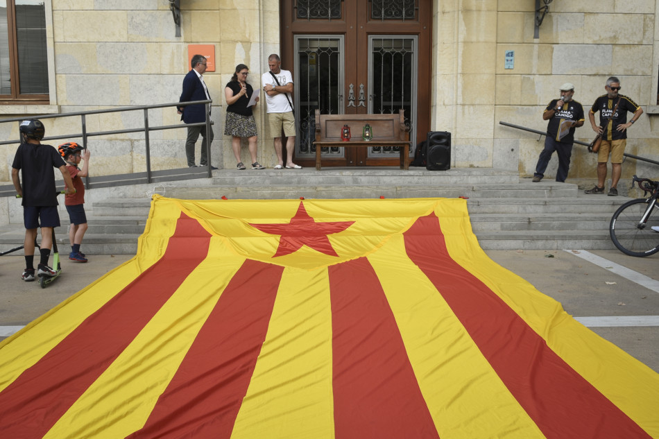 L'arribada de la Flama del Canigó a la Bisbal i encesa de la foguera de Sant Joan en imatges