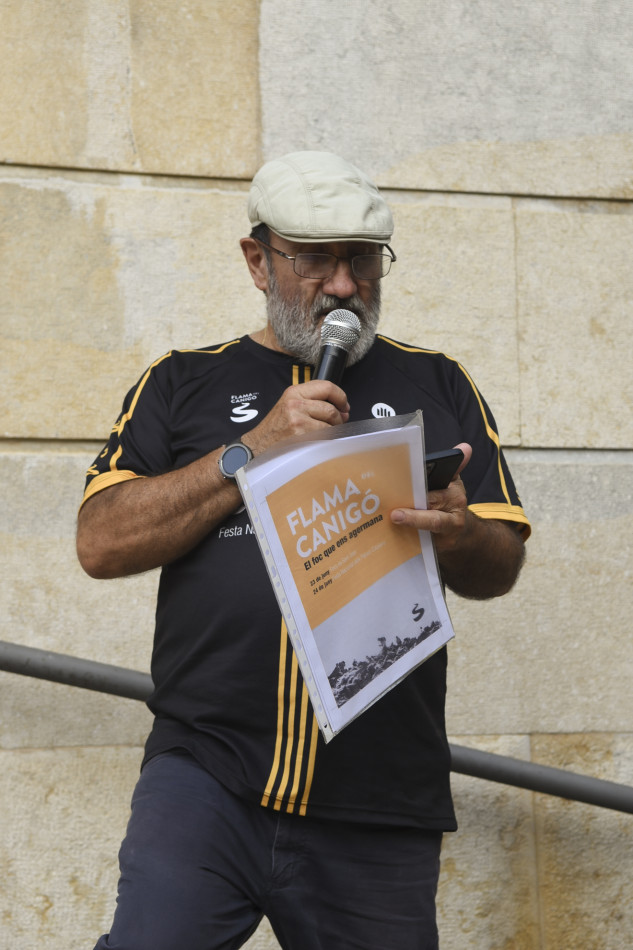 L'arribada de la Flama del Canigó a la Bisbal i encesa de la foguera de Sant Joan en imatges