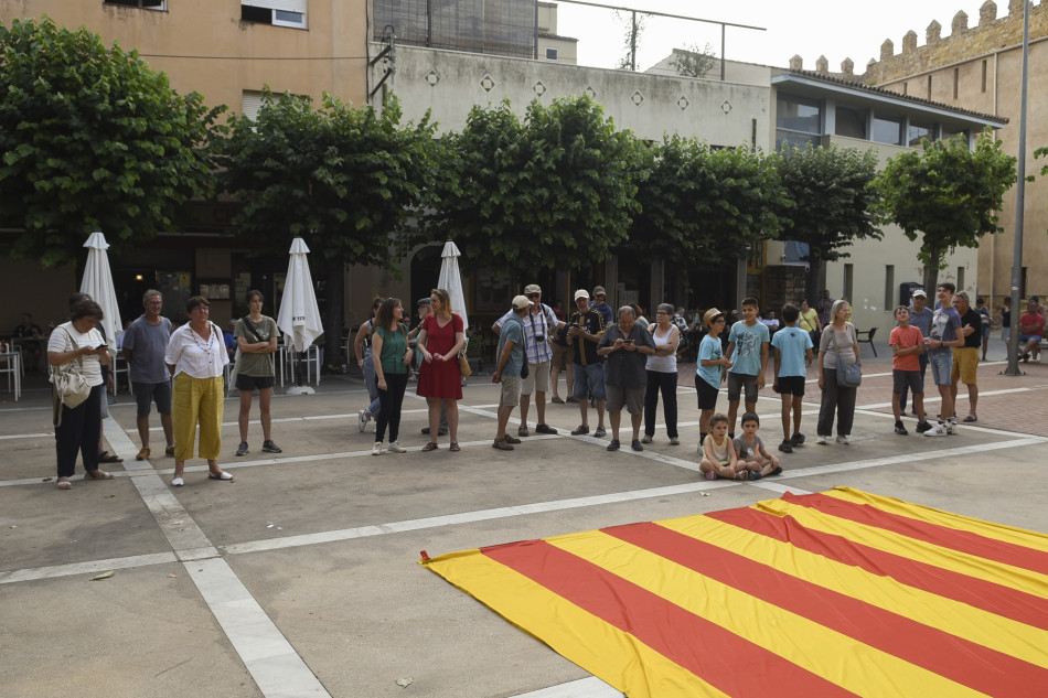 L'arribada de la Flama del Canigó a la Bisbal i encesa de la foguera de Sant Joan en imatges