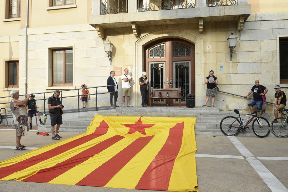 L'arribada de la Flama del Canigó a la Bisbal i encesa de la foguera de Sant Joan en imatges