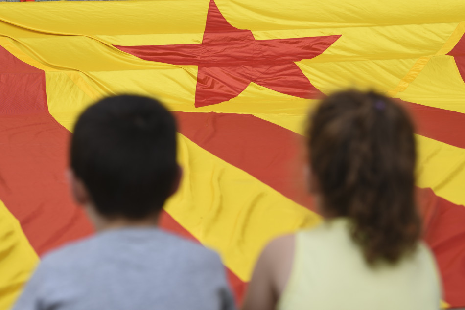 L'arribada de la Flama del Canigó a la Bisbal i encesa de la foguera de Sant Joan en imatges