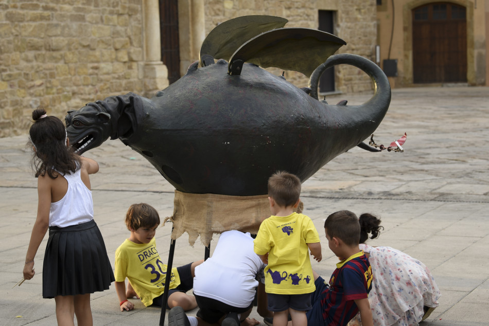 L'arribada de la Flama del Canigó a la Bisbal i encesa de la foguera de Sant Joan en imatges