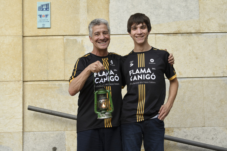 L'arribada de la Flama del Canigó a la Bisbal i encesa de la foguera de Sant Joan en imatges