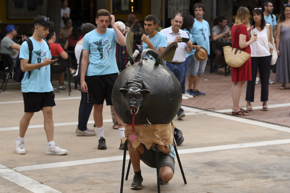 L'arribada de la Flama del Canigó a la Bisbal i encesa de la foguera de Sant Joan en imatges