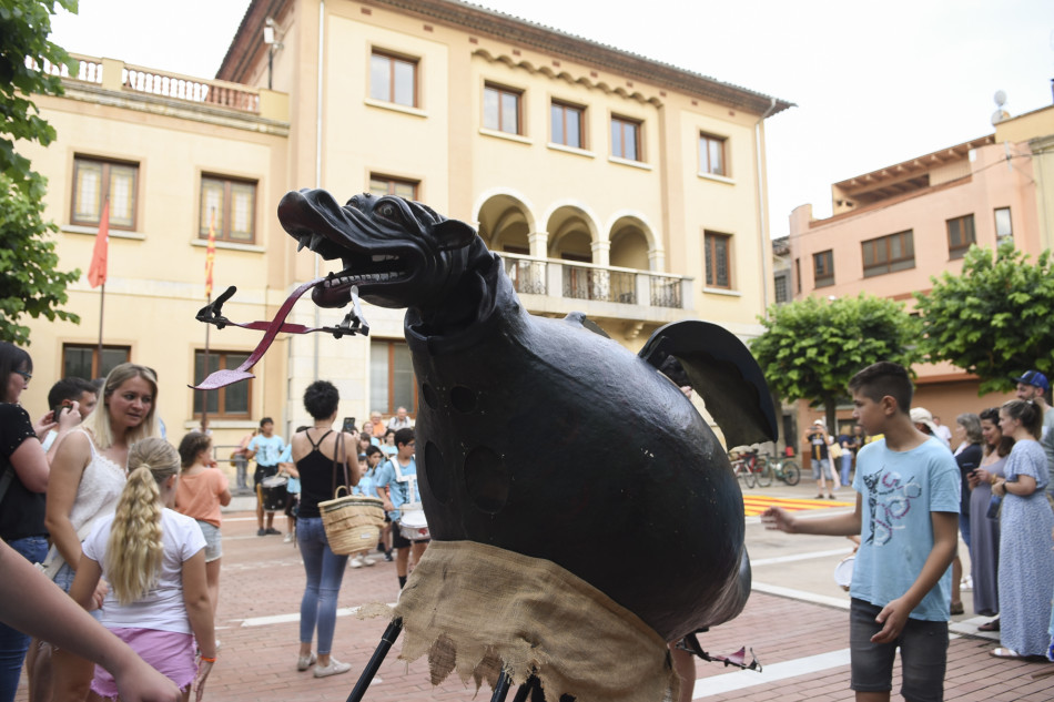 L'arribada de la Flama del Canigó a la Bisbal i encesa de la foguera de Sant Joan en imatges