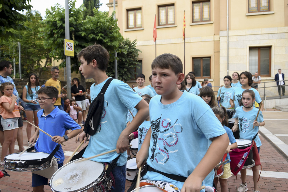 L'arribada de la Flama del Canigó a la Bisbal i encesa de la foguera de Sant Joan en imatges
