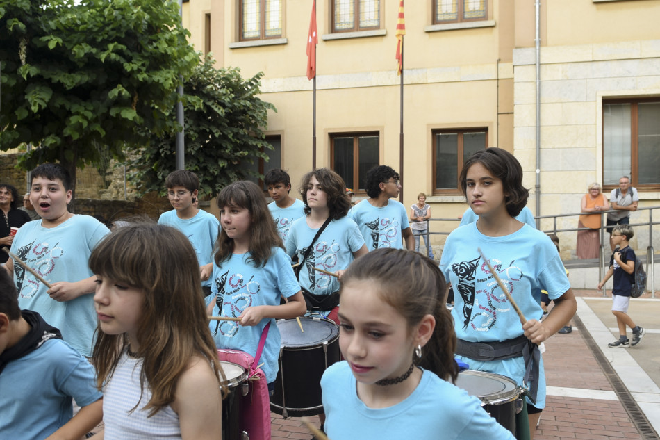 L'arribada de la Flama del Canigó a la Bisbal i encesa de la foguera de Sant Joan en imatges