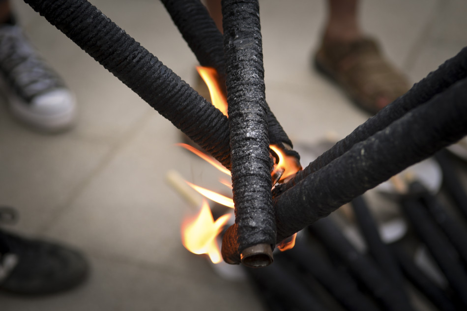 L'arribada de la Flama del Canigó a la Bisbal i encesa de la foguera de Sant Joan en imatges