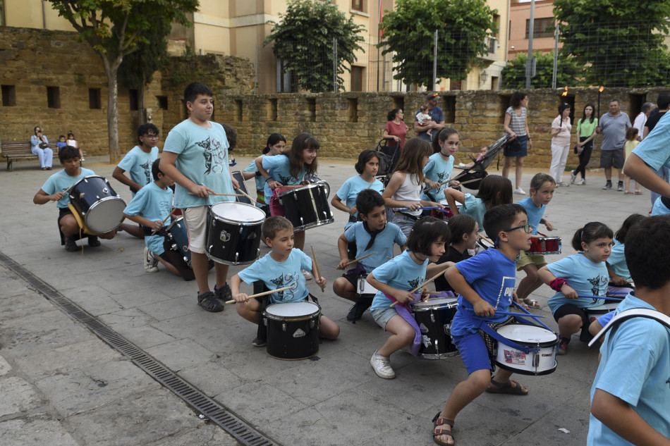 L'arribada de la Flama del Canigó a la Bisbal i encesa de la foguera de Sant Joan en imatges