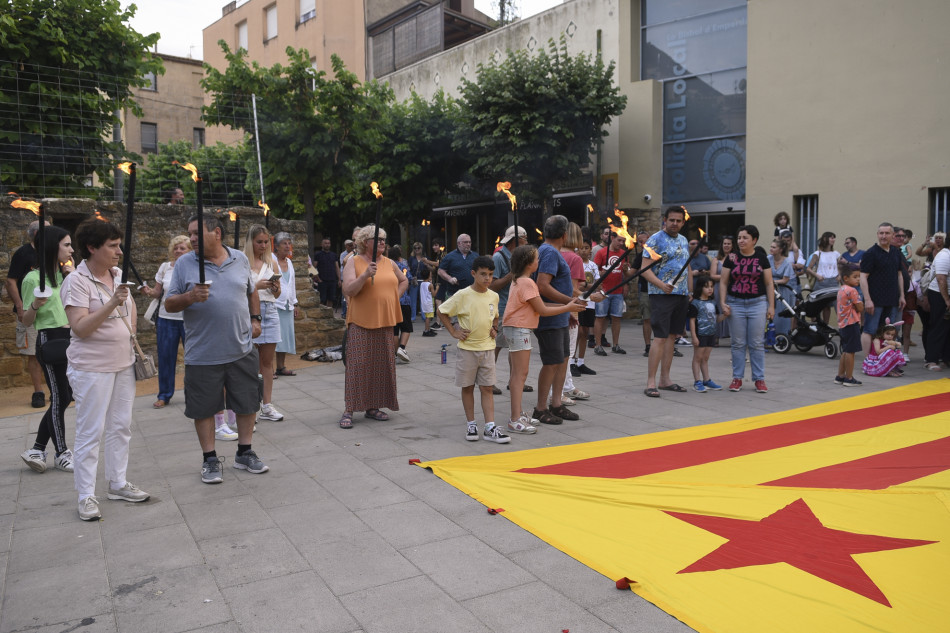 L'arribada de la Flama del Canigó a la Bisbal i encesa de la foguera de Sant Joan en imatges
