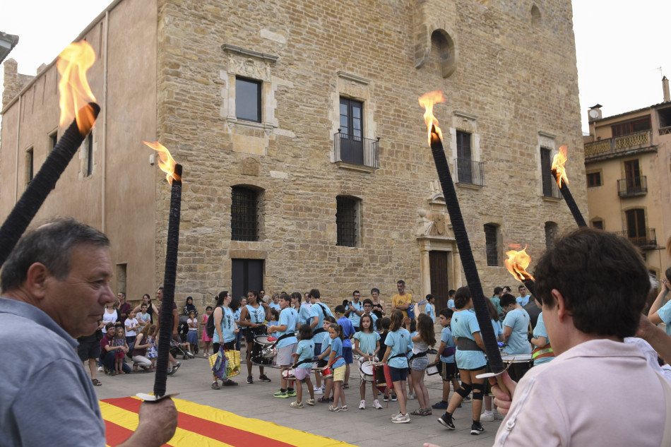 L'arribada de la Flama del Canigó a la Bisbal i encesa de la foguera de Sant Joan en imatges