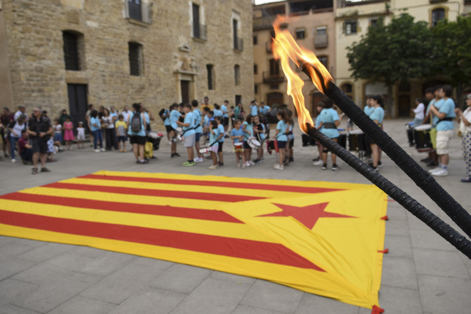 L'arribada de la Flama del Canigó a la Bisbal i encesa de la foguera de Sant Joan en imatges