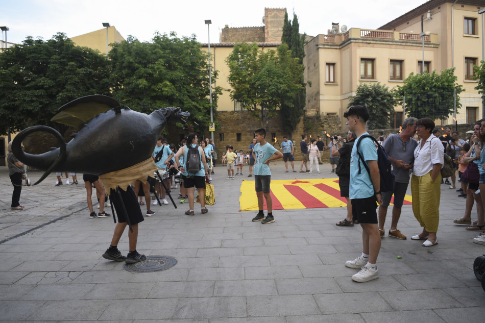 L'arribada de la Flama del Canigó a la Bisbal i encesa de la foguera de Sant Joan en imatges