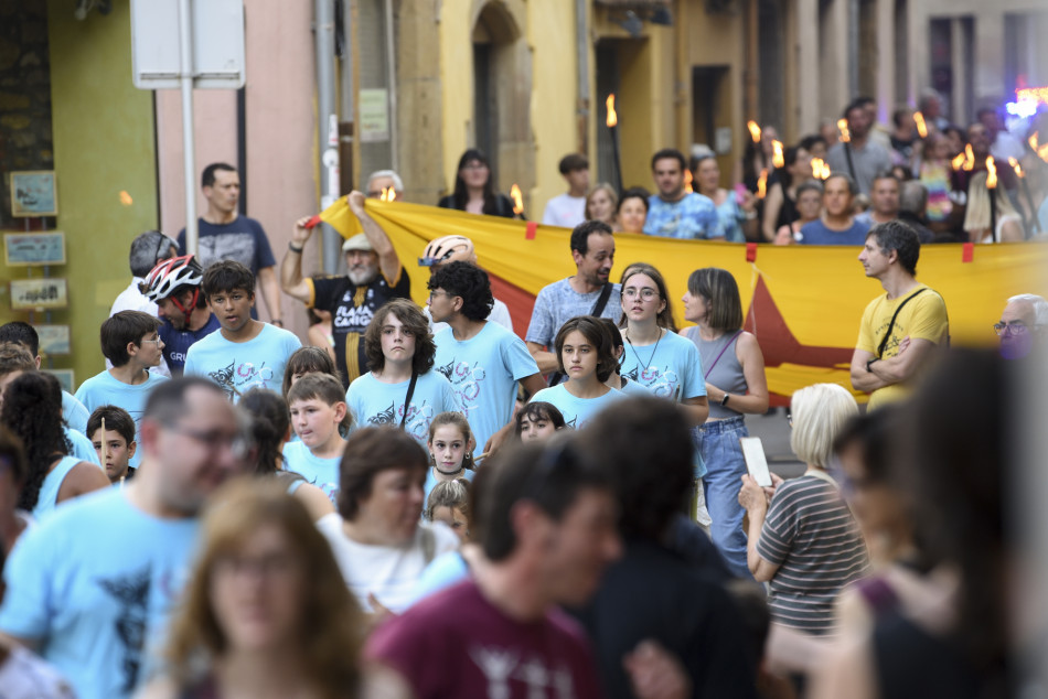 L'arribada de la Flama del Canigó a la Bisbal i encesa de la foguera de Sant Joan en imatges