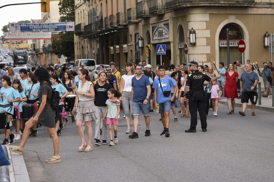 L'arribada de la Flama del Canigó a la Bisbal i encesa de la foguera de Sant Joan en imatges