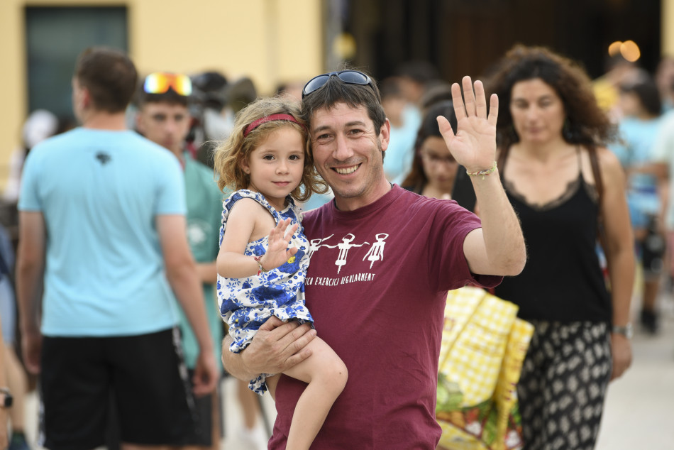 L'arribada de la Flama del Canigó a la Bisbal i encesa de la foguera de Sant Joan en imatges