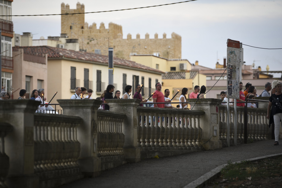 L'arribada de la Flama del Canigó a la Bisbal i encesa de la foguera de Sant Joan en imatges
