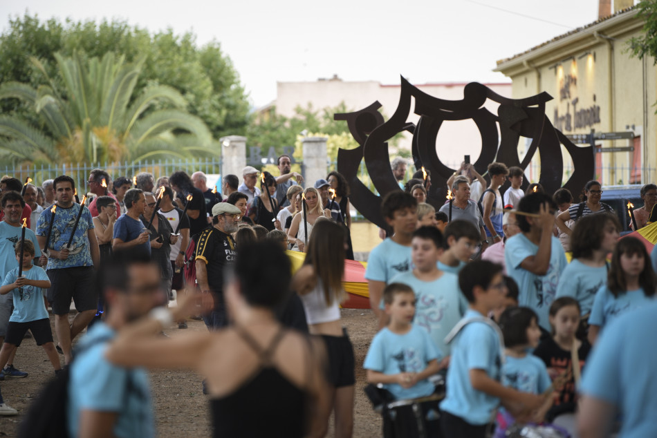 L'arribada de la Flama del Canigó a la Bisbal i encesa de la foguera de Sant Joan en imatges