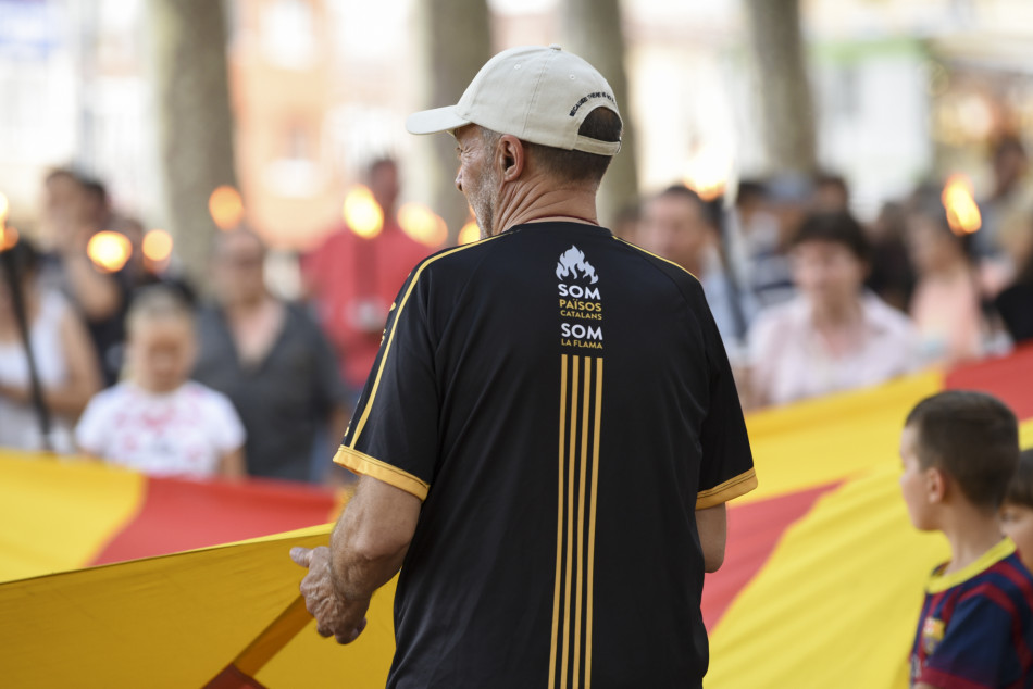 L'arribada de la Flama del Canigó a la Bisbal i encesa de la foguera de Sant Joan en imatges