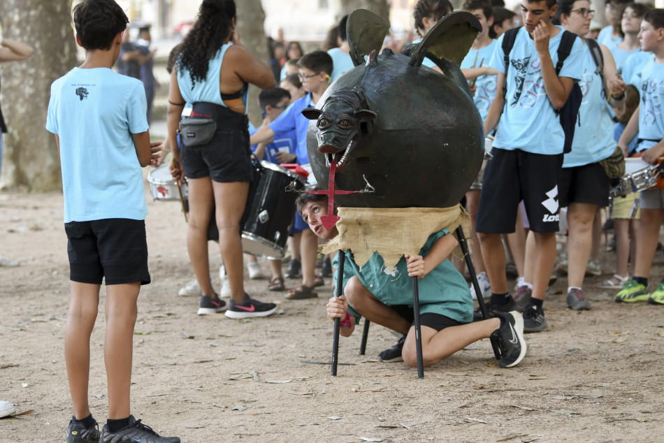 L'arribada de la Flama del Canigó a la Bisbal i encesa de la foguera de Sant Joan en imatges
