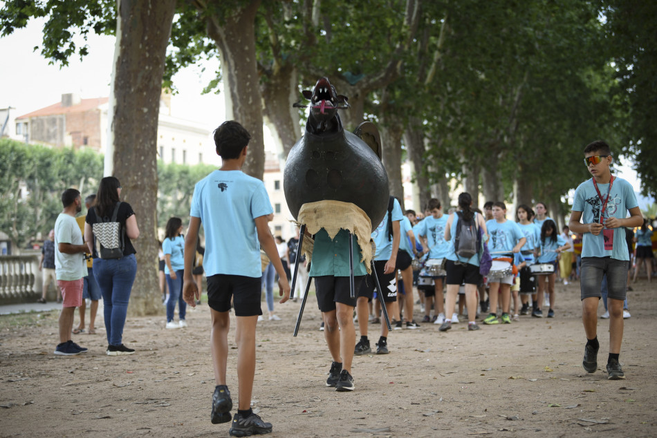 L'arribada de la Flama del Canigó a la Bisbal i encesa de la foguera de Sant Joan en imatges