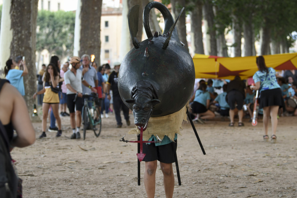 L'arribada de la Flama del Canigó a la Bisbal i encesa de la foguera de Sant Joan en imatges