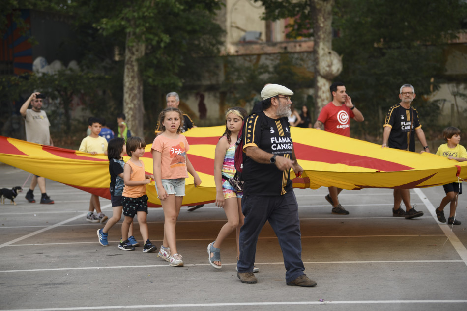 L'arribada de la Flama del Canigó a la Bisbal i encesa de la foguera de Sant Joan en imatges