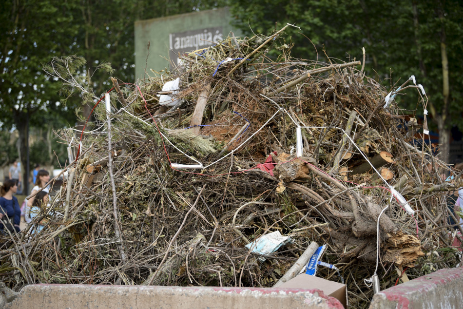 L'arribada de la Flama del Canigó a la Bisbal i encesa de la foguera de Sant Joan en imatges