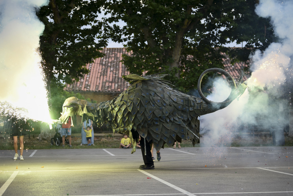 L'arribada de la Flama del Canigó a la Bisbal i encesa de la foguera de Sant Joan en imatges