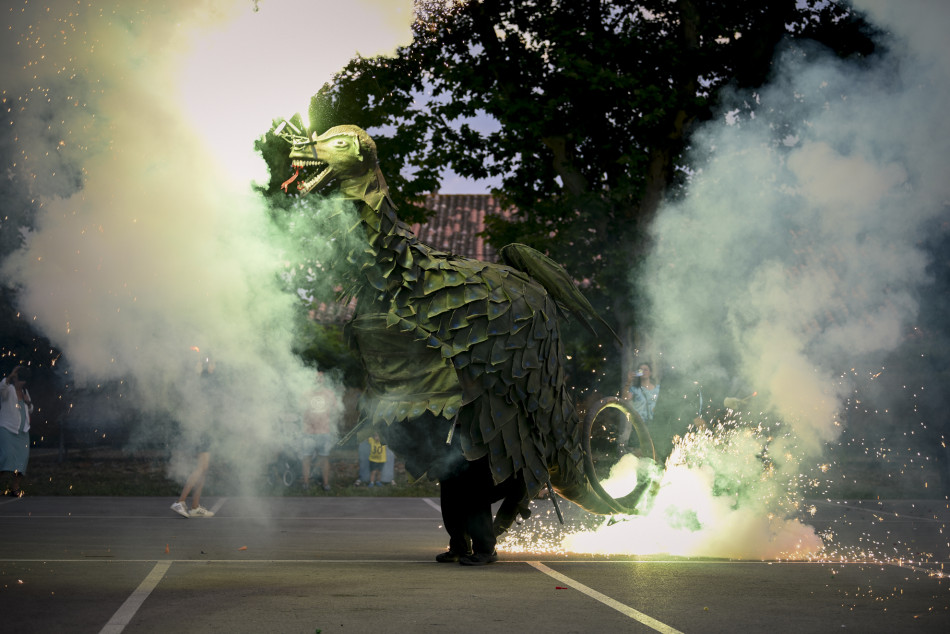 L'arribada de la Flama del Canigó a la Bisbal i encesa de la foguera de Sant Joan en imatges
