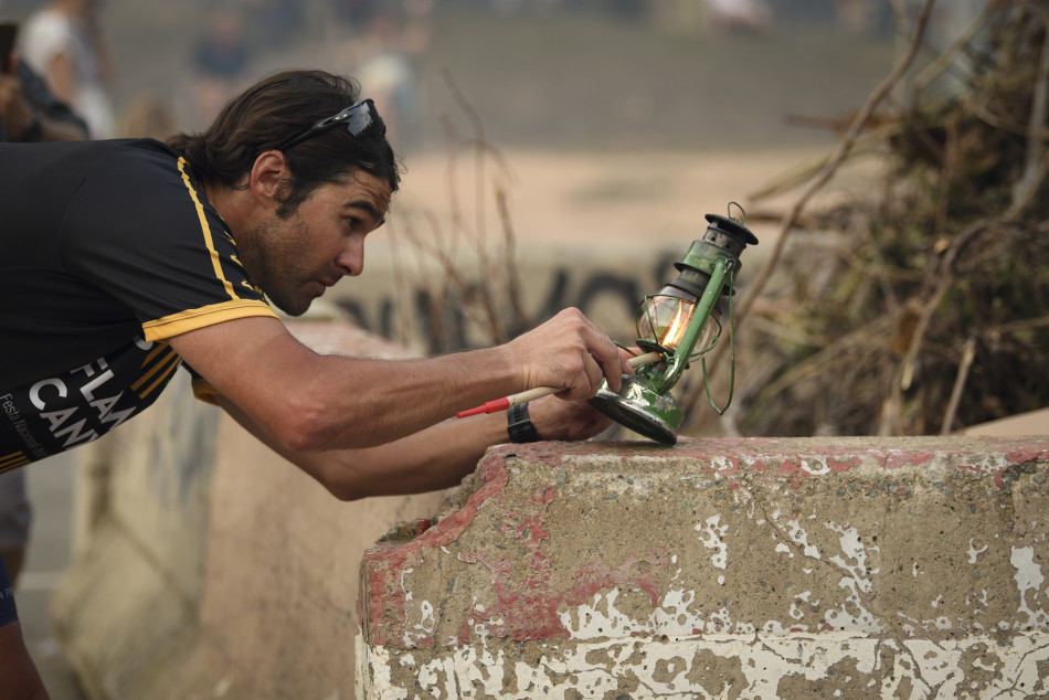 L'arribada de la Flama del Canigó a la Bisbal i encesa de la foguera de Sant Joan en imatges