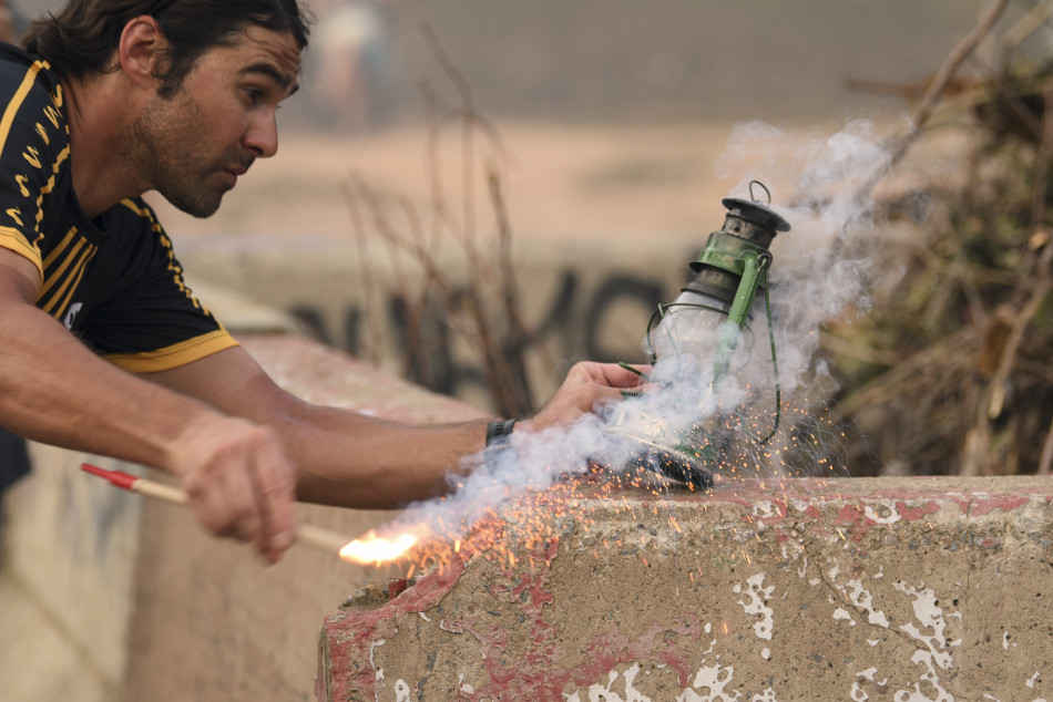 L'arribada de la Flama del Canigó a la Bisbal i encesa de la foguera de Sant Joan en imatges