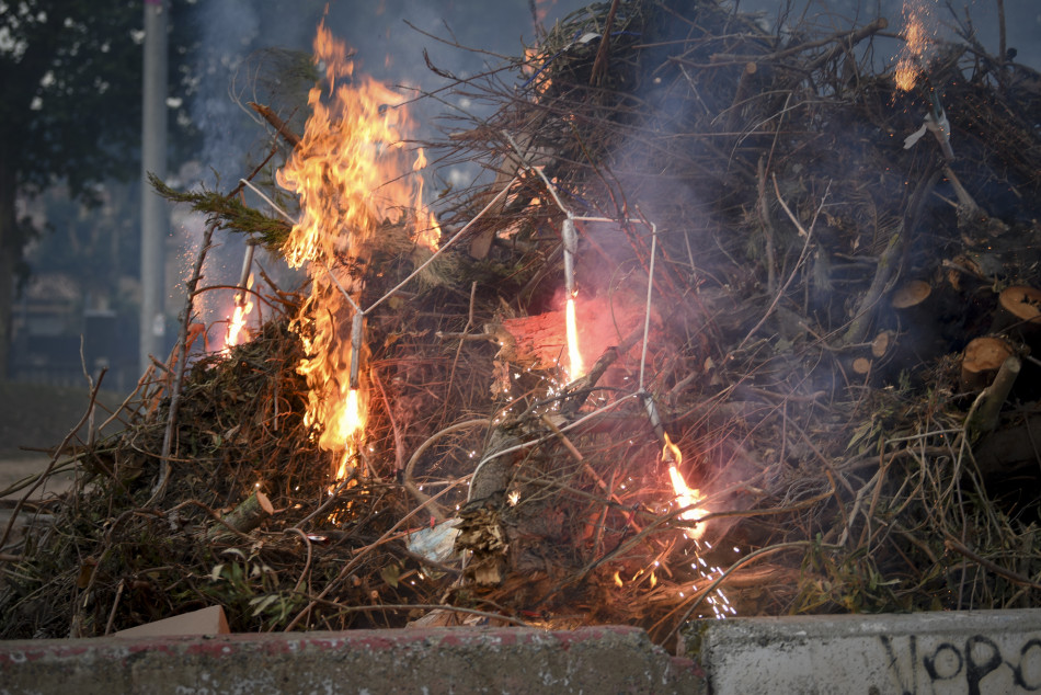 L'arribada de la Flama del Canigó a la Bisbal i encesa de la foguera de Sant Joan en imatges