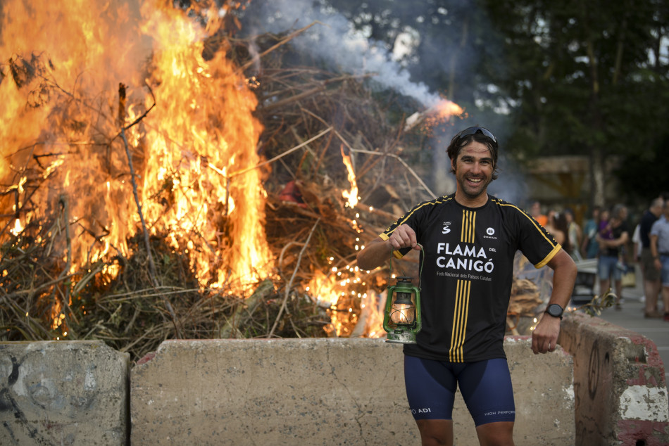 L'arribada de la Flama del Canigó a la Bisbal i encesa de la foguera de Sant Joan en imatges