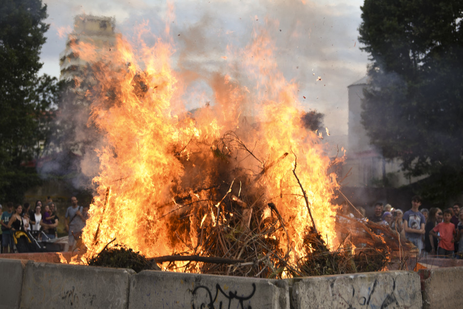 L'arribada de la Flama del Canigó a la Bisbal i encesa de la foguera de Sant Joan en imatges