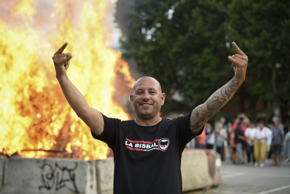 L'arribada de la Flama del Canigó a la Bisbal i encesa de la foguera de Sant Joan en imatges