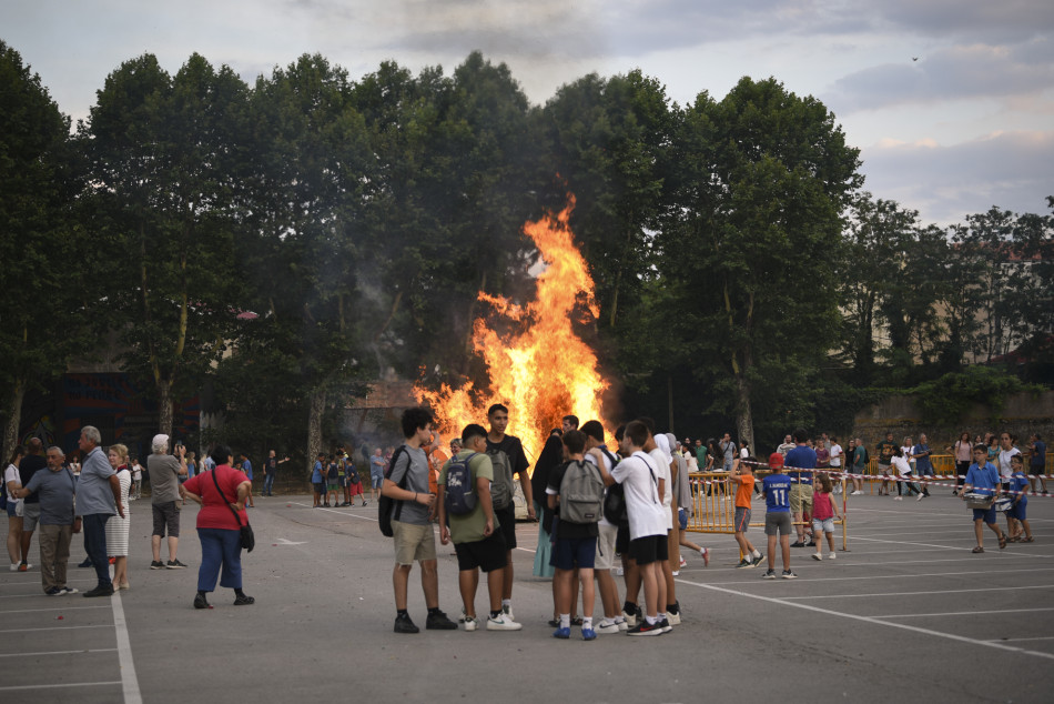 L'arribada de la Flama del Canigó a la Bisbal i encesa de la foguera de Sant Joan en imatges