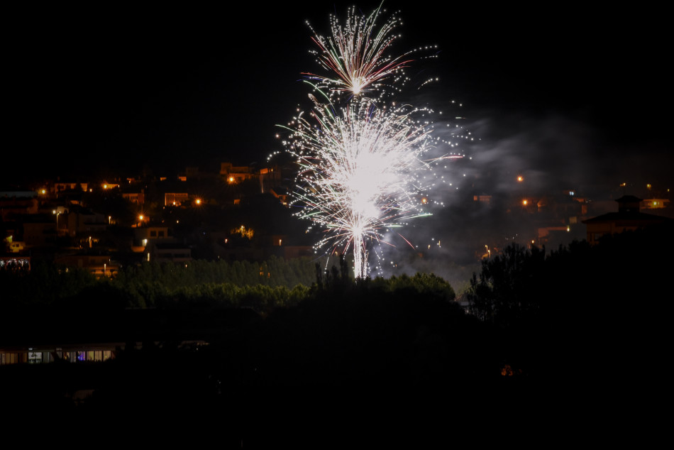 L'arribada de la Flama del Canigó a la Bisbal i encesa de la foguera de Sant Joan en imatges