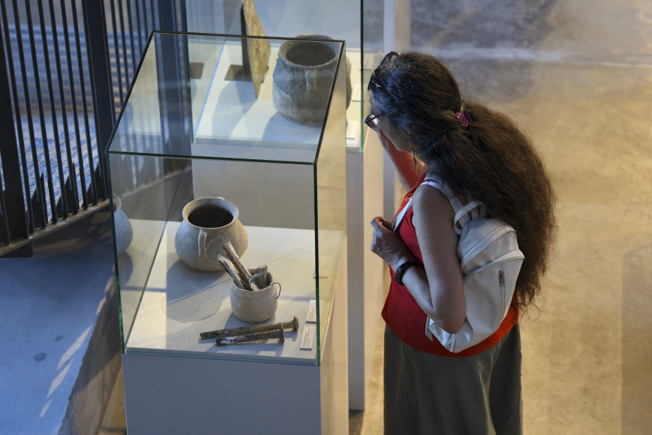 Imatges de la inauguració de l’exposició 'Carles Sala. D’oller a artista de la ceràmica' al Terracotta Museu