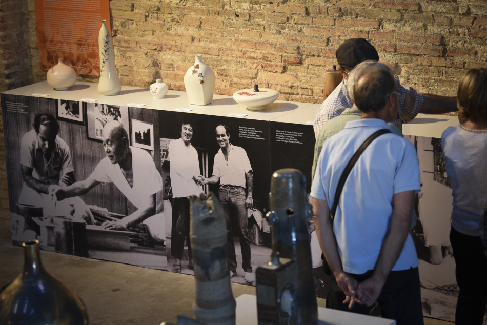 Imatges de la inauguració de l’exposició 'Carles Sala. D’oller a artista de la ceràmica' al Terracotta Museu