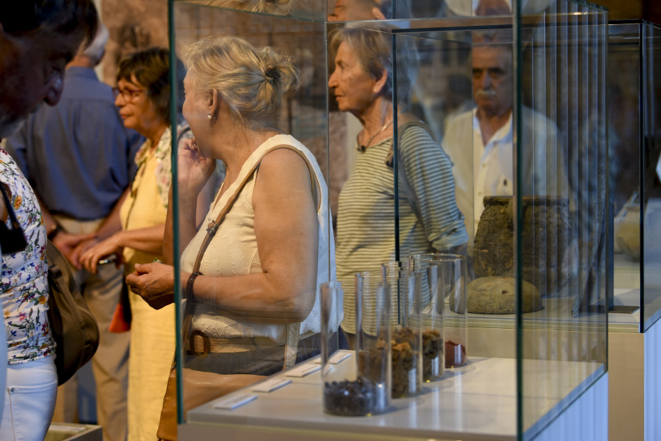 Imatges de la inauguració de l’exposició 'Carles Sala. D’oller a artista de la ceràmica' al Terracotta Museu