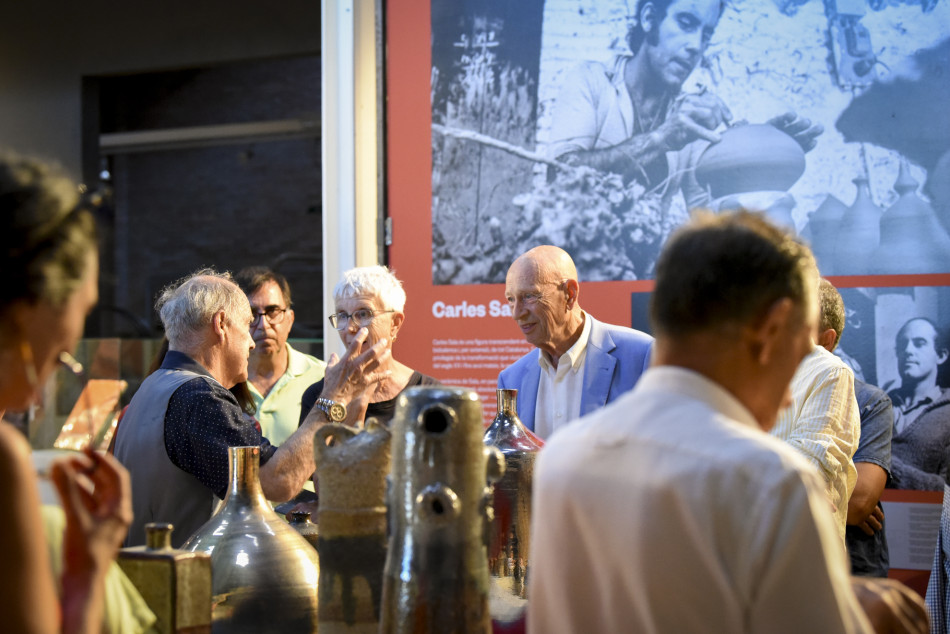 Imatges de la inauguració de l’exposició 'Carles Sala. D’oller a artista de la ceràmica' al Terracotta Museu