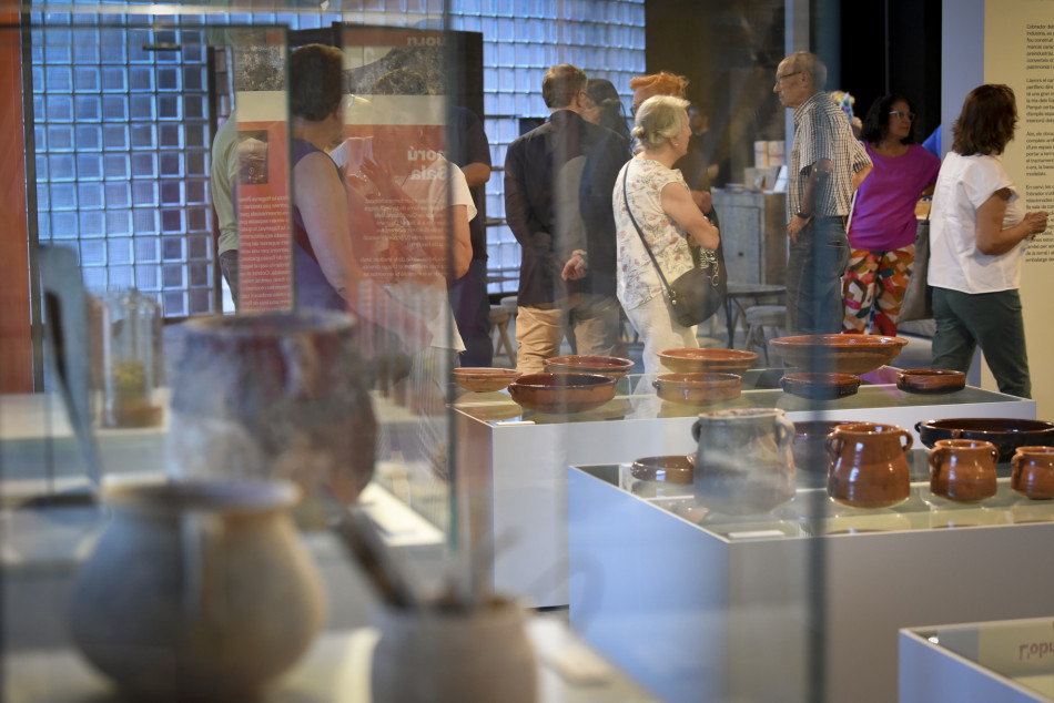 Imatges de la inauguració de l’exposició 'Carles Sala. D’oller a artista de la ceràmica' al Terracotta Museu