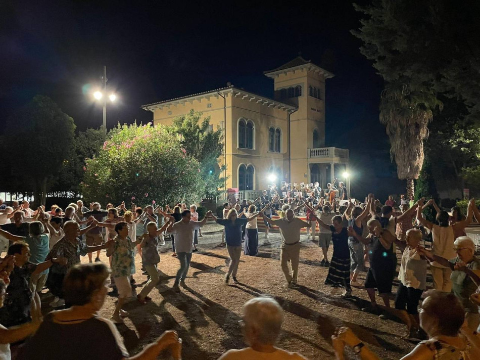 Dos dilluns de sardanes a la fresca als Jardins de Torre Maria