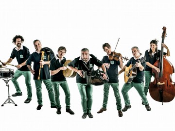 Actuació musical a càrrec de La Puça
