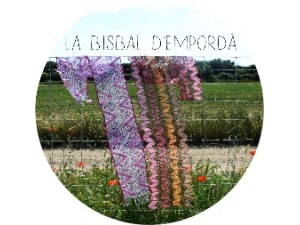 Puntes al coixí, mobles de bambú i flor natural