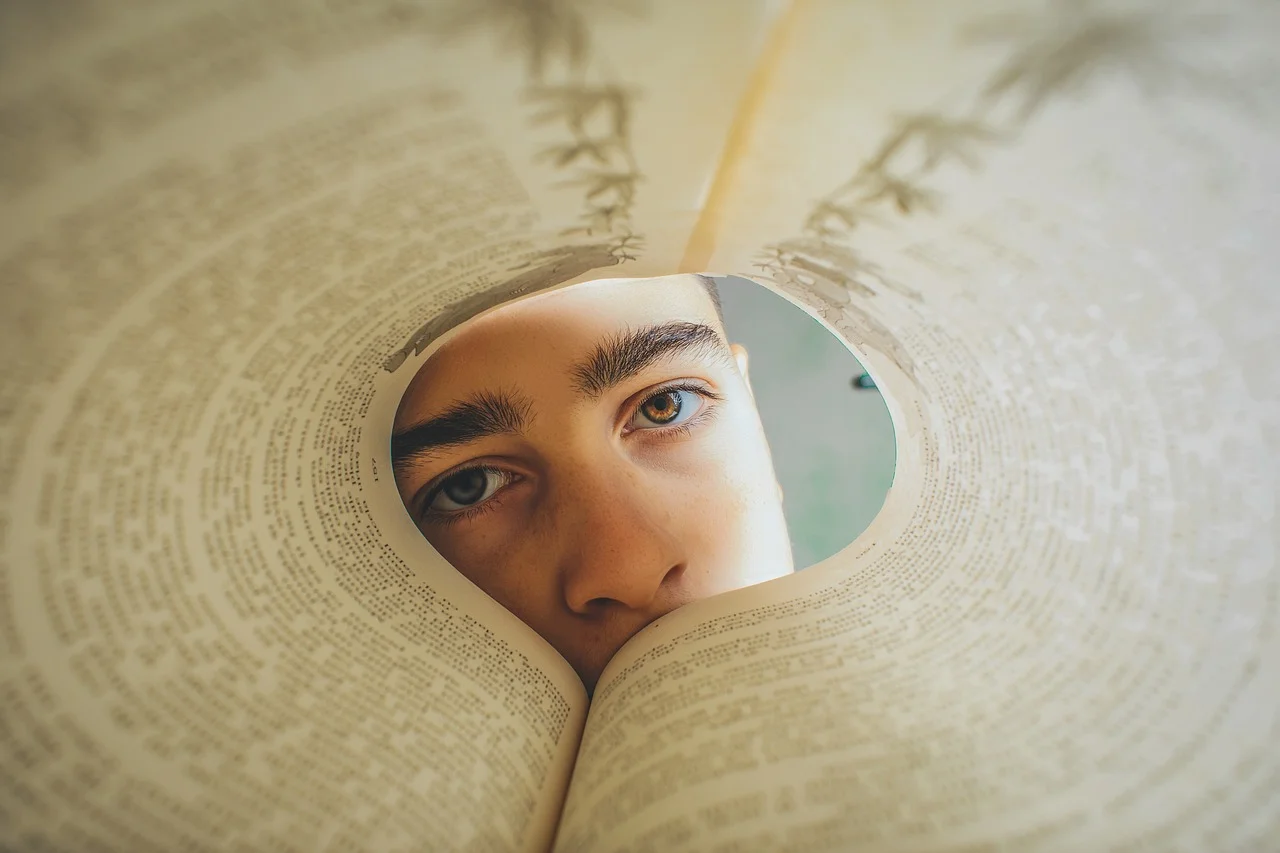 Eyes boy book | © Florin Radu a través de Pixabay
